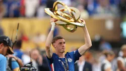 Cole Palmer, meia do Chelsea com taça do Mundial de Clubes - Foto: Luke Hales/Getty Images