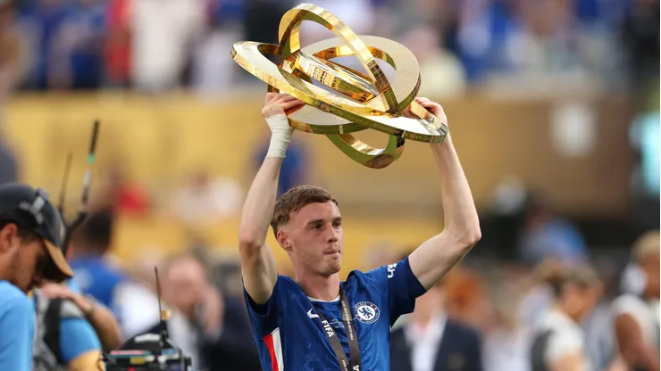 Cole Palmer, meia do Chelsea com taça do Mundial de Clubes - Foto: Luke Hales/Getty Images