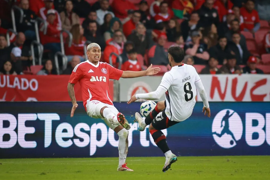 Braian Aguirre jogador do Internacional disputa lance com Ronald Lopes jogador do Vitoria durante partida no estadio Beira-Rio pelo campeonato Brasileiro A 2025. Foto: Maxi Franzoi/AGIF