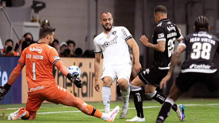 Arthur Cabral jogador do Botafogo durante partida contra o Vasco - Foto: Mateus Dutra/AGIF