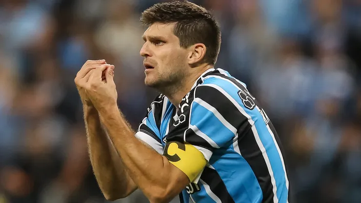 Kannemann tem atuação criticada por conta de gols sofridos em Cruzeiro x Grêmio.