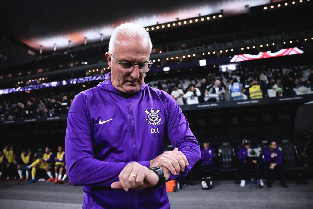 Dorival Jr. tecnico do Corinthians durante partida contra o Bragantino no estadio Arena Corinthians pelo campeonato Brasileiro A 2025. Foto: Ettore Chiereguini/AGIF