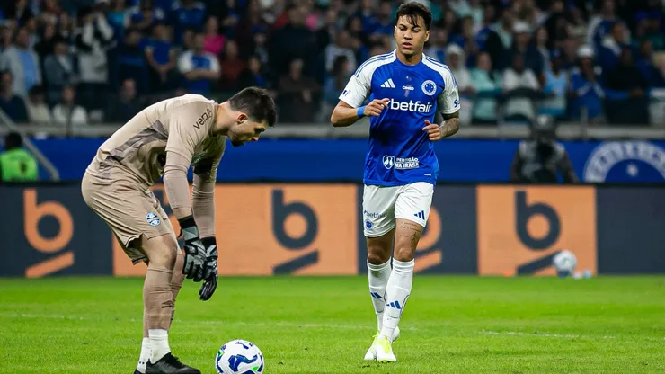 Thiago Volpi, jogador do Grêmio, durante partida contra o Cruzeiro no estadio Mineirao pelo campeonato Brasileiro A 2025. Foto: Fernando Moreno/AGIF