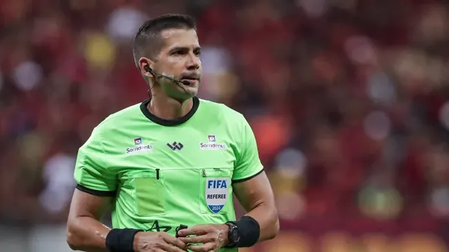 Bruno Arleu foi o árbitro que, com a ajuda do VAR, assinalou o pênalti polêmico contra o Timão – Foto: Rafael Vieira/AGIF