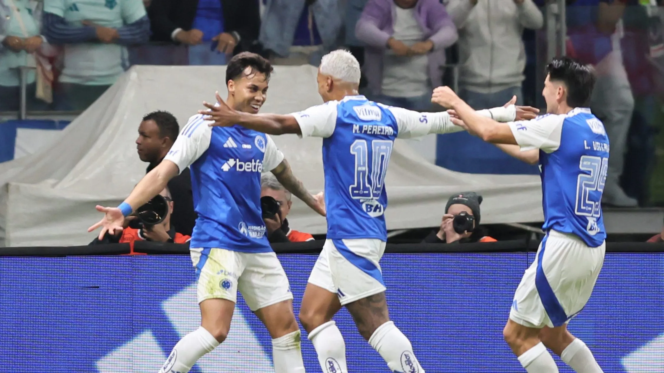 Kaio Jorge, Matheus Pereira e Lucas Villalba comemoram vitória sobre o Gremio no estadio Mineirao pelo campeonato Brasileiro A 2025. Foto: Gilson Lobo/AGIF