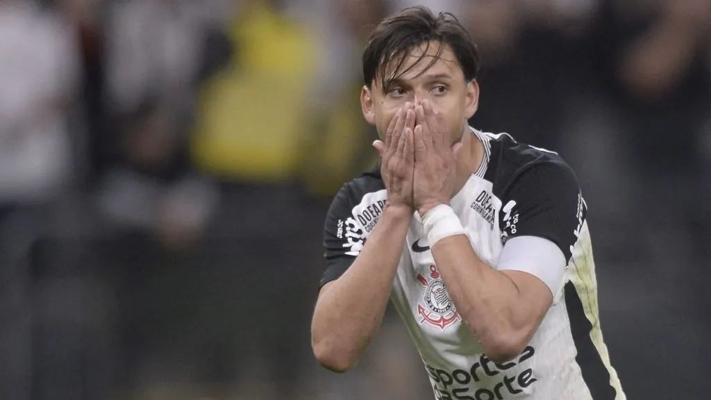 Romero lamenta gol perdido durante partida contra o Bragantino no estadio Arena Corinthians pelo campeonato Brasileiro A 2025. Foto: Alan Morici/AGIF