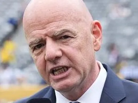 Infantino é flagrado ao guardar medalha no bolso em premiação