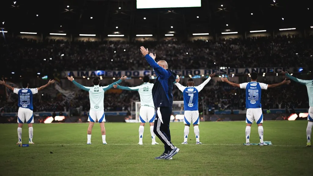 Leonardo Jardim e o elenco do Zeiro agradecem a torcida Celeste após vitória no Mineirão – Fotos: Gustavo Martins/ Cruzeiro
