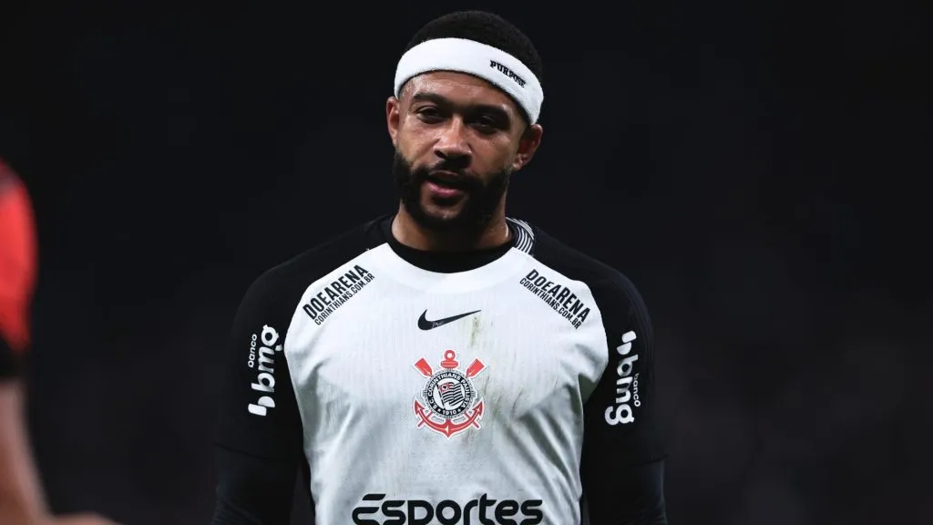 Memphis Depay durante partida. Foto: Ettore Chiereguini/AGIF