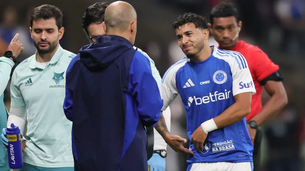 William saindo lesionado. Foto: Gilson Lobo/AGIF