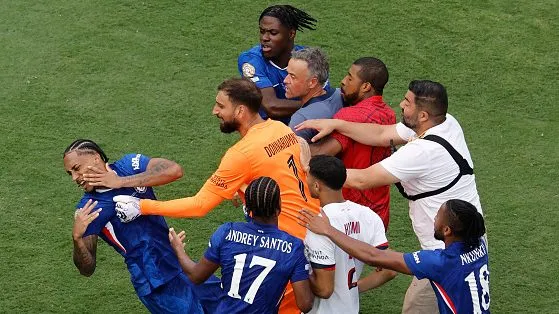 Agressão de Luis Enrique em João Pedro. Foto: Michael Reaves/Getty Images