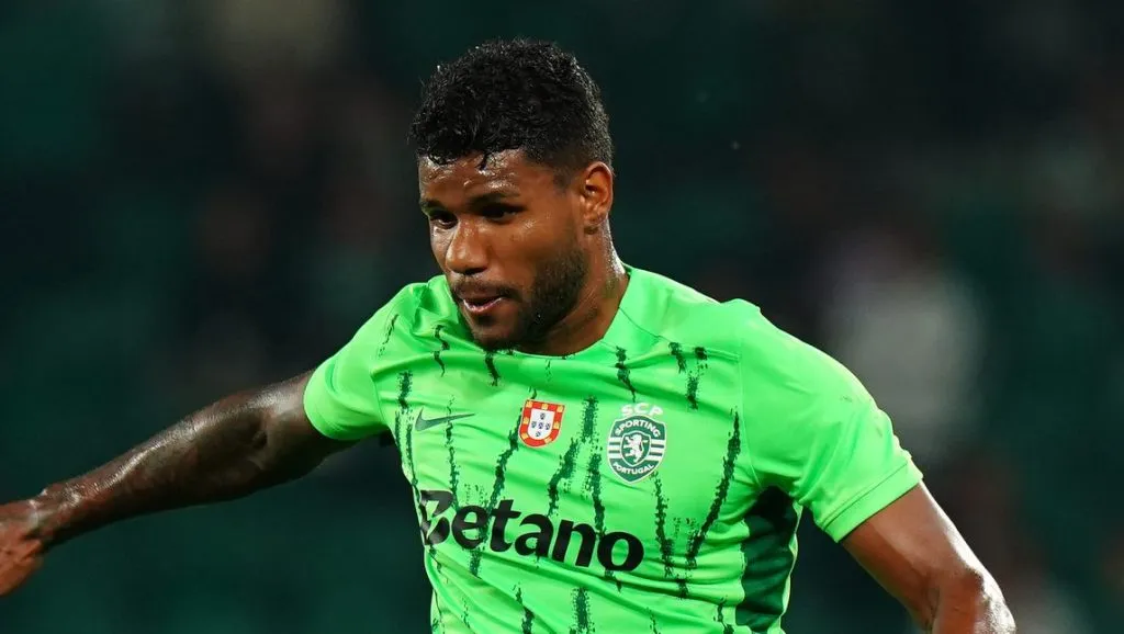 Foto: Gualter Fatia/Getty Images – Matheus Reis, ex-São Paulo, durante jogo pelo Sporting em Portugal.