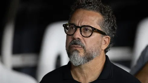 Cléber Xavier durante jogo da Série A na Vila Belmiro.