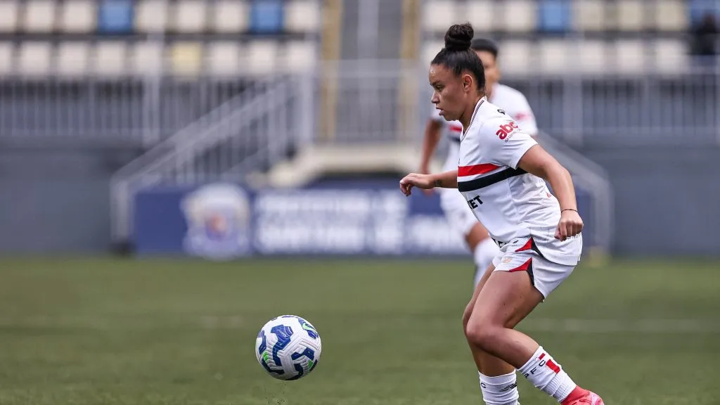 Jogadora do elenco feminino do São Paulo em campo
