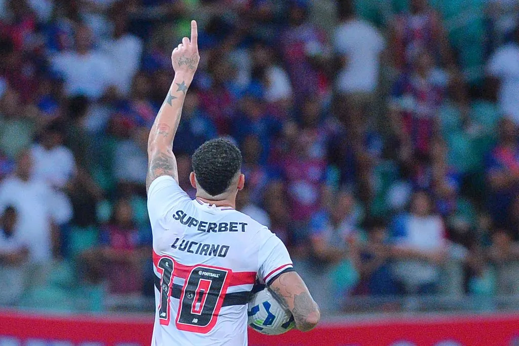 Luciano, jogador do Sao Paulo, comemora seu gol durante partida contra o Bahia no estadio Arena Fonte Nova pelo campeonato Brasileiro A 2025. Foto: Walmir Cirne/AGIF