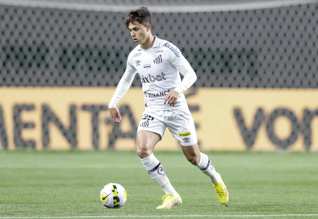 SAO PAULO, BRAZIL – SEPTEMBER 18: Vinicius Zanocelo of Santos controls the ball during a match between Palmeiras and Santos as part of Brasileirao Series A 2022 at Allianz Parque on September 18, 2022 in Sao Paulo, Brazil. (Photo by Alexandre Schneider/Getty Images)
