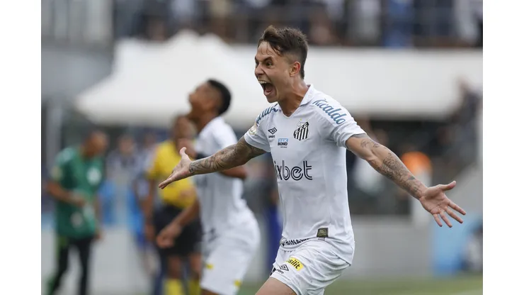 SANTOS, BRAZIL - APRIL 24: Vinicius Zanocelo of Santos celebrates after scoring the second goal of his team during the match between Santos and América MG as part of Brasileirao Series A 2022 at Urbano Caldeira Stadium (Vila Belmiro) on April 24, 2022 in Santos, Brazil. (Photo by Ricardo Moreira/Getty Images)
