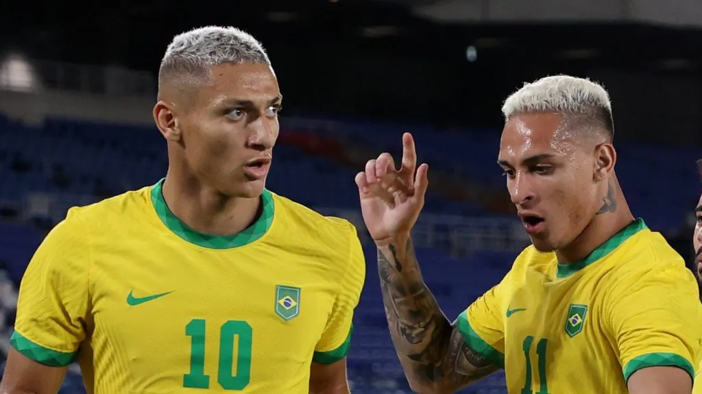 Foto: Toru Hanai/Getty Images – Richarlison ao lado de Antony pela Seleção Brasileira.