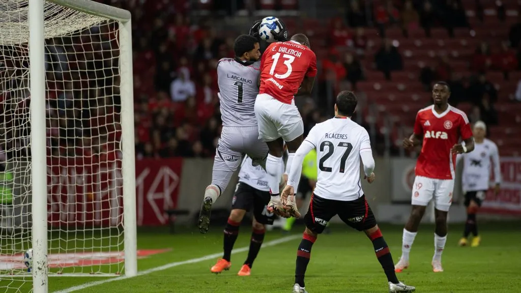 RS – PORTO ALEGRE – 12/07/2025 – BRASILEIRO A 2025, INTERNACIONAL X VITORIA – Enner Valencia jogador do Internacional disputa lance com  jogador do Vitoria durante partida no estadio Beira-Rio pelo campeonato Brasileiro A 2025. Foto: Cristiano Junior/AGIF