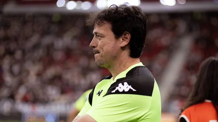 Fernando Diniz, técnico do Vasco, durante partida contra o Botafogo, pelo Brasileirão Betano. Foto: Mateus Dutra/AGIF.