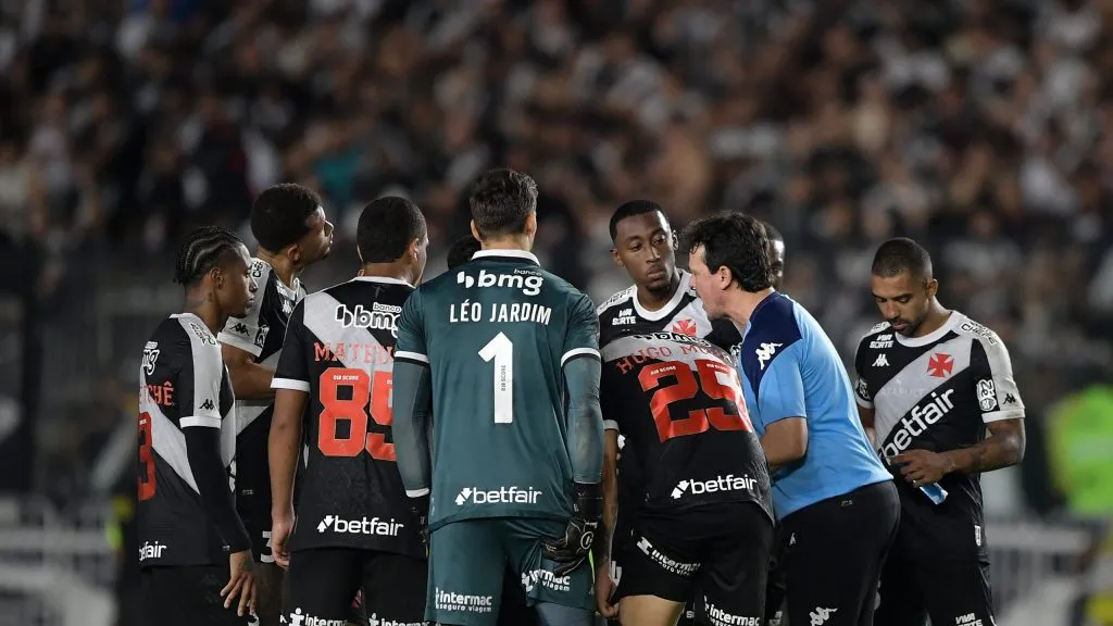 Fernando Diniz orienta os atletas do Gigante da Colina. Foto: Thiago Ribeiro/AGIF.