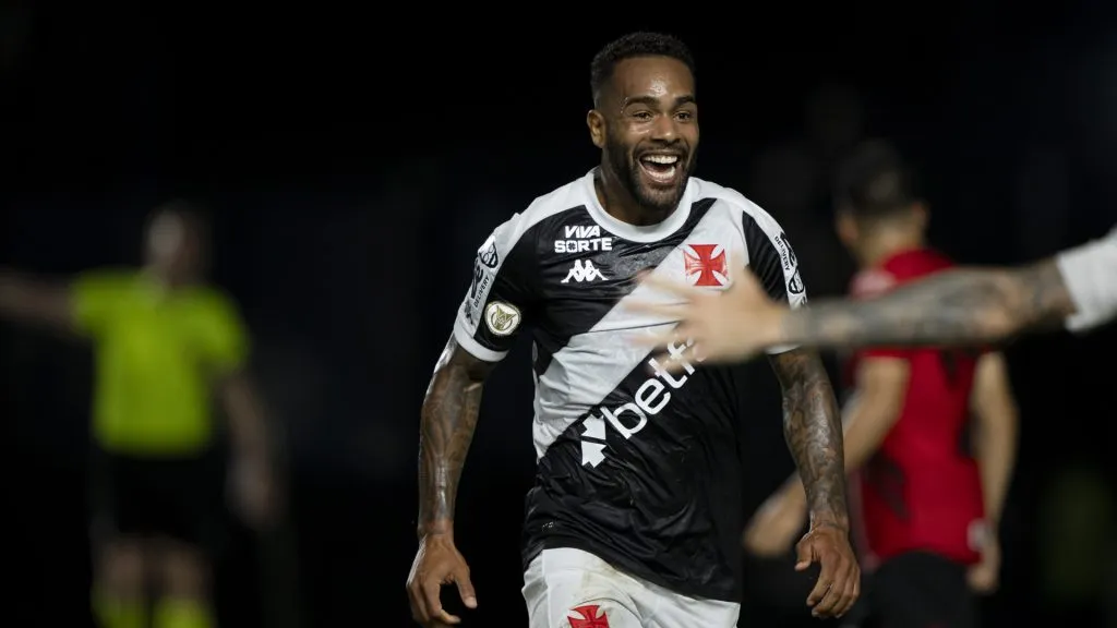 Alex Teixeira comemorando seu último gol marcado – Foto: Jorge Rodrigues/AGIF
