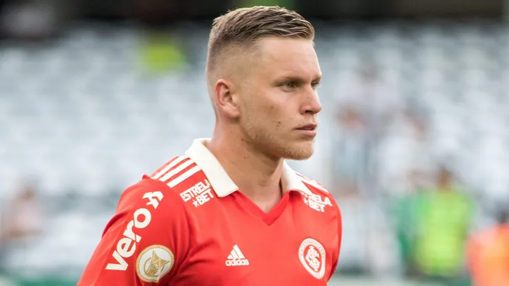 PR - Curitiba - 23/10/2022 - BRASILEIRO A 2022, CORITIBA X INTERNACIONAL - Alemao jogador do Internacional durante execucao do hino nacional antes da partida contra o Coritiba no estadio Couto Pereira pelo campeonato Brasileiro A 2022. Foto: Robson Mafra/AGIF