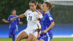 Luciana Perez divide bola com Loreen Bender em partida entre Argentina e Alemanha. Foto: ZUMA Press, Inc. / Alamy Stock Photo