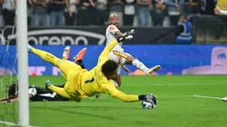 Hugo Souza faz defesa em partida pelo Corinthians. Foto: SPP Sport Press Photo. / Alamy Stock Photo