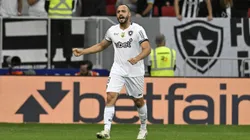 Arthur Cabral comemora gol marcado em clássico. Foto: Sipa US / Alamy Stock Photo