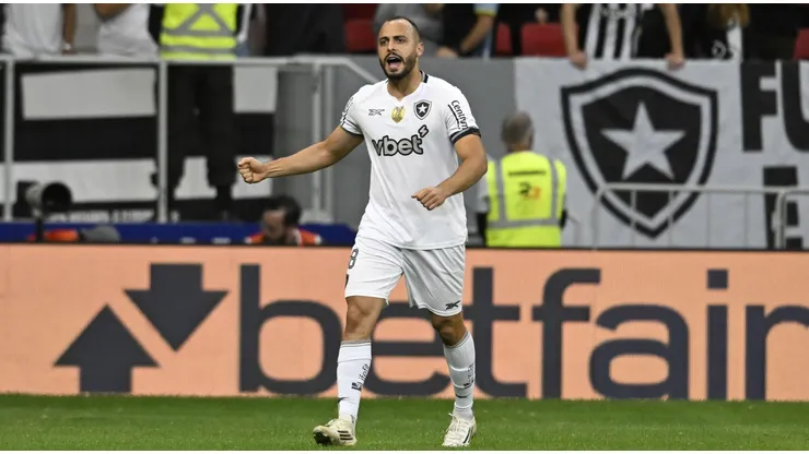 Arthur Cabral comemora gol marcado em clássico. Foto: Sipa US / Alamy Stock Photo