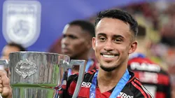 Matheus Gonçalves comemorando título carioca pelo Fla.