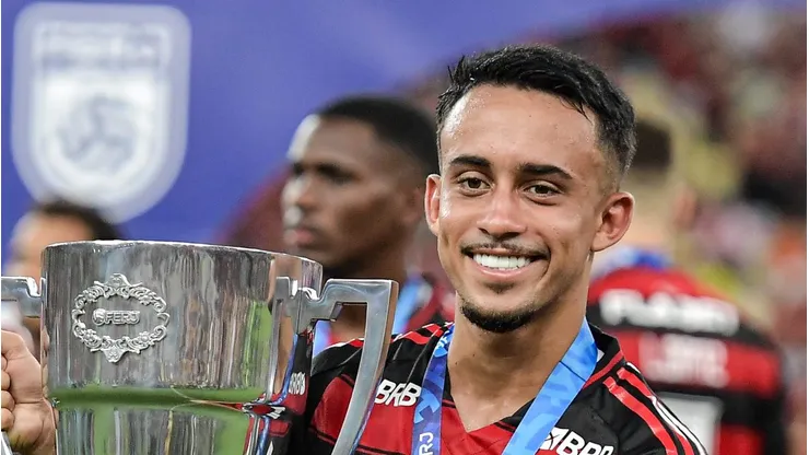 Matheus Gonçalves comemorando título carioca pelo Fla.