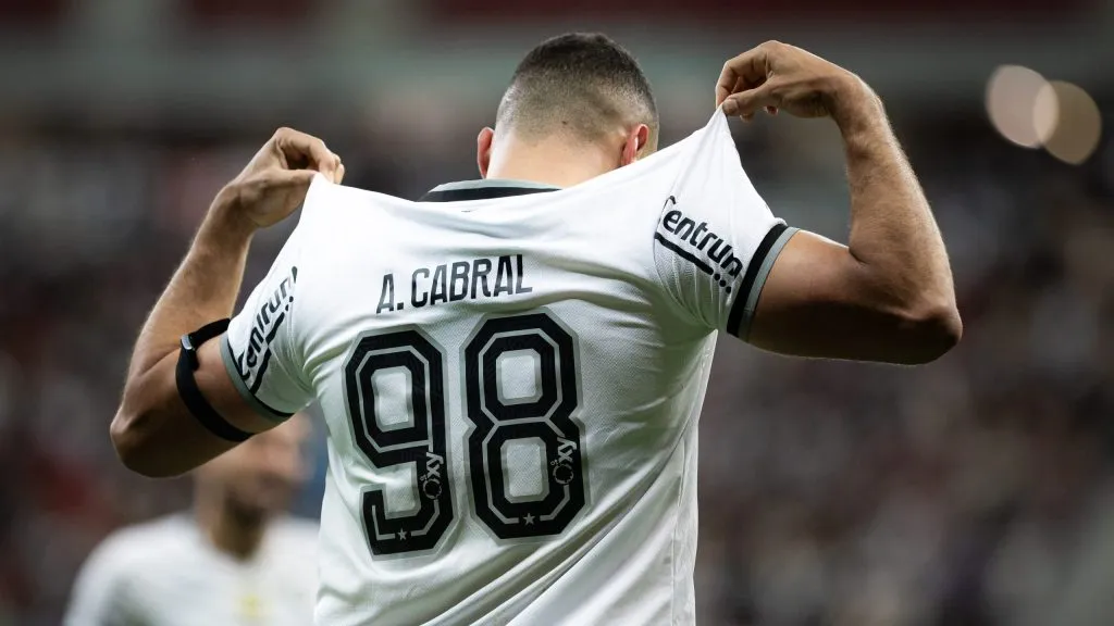 Arthur Cabral celebra gol marcado diante do Vasco. Foto: Isabela Azine/AGIF.