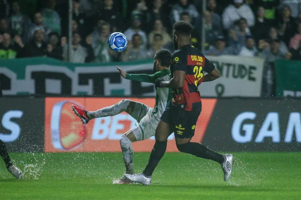 Jadson jogador do Juventude disputa lance com jogador do Sport – Foto: Giancarlo Santorum/AGIF