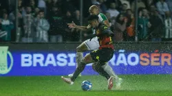 Reginaldo jogador do Juventude disputa lance com Felipinho jogador do Sport - Foto: Giancarlo Santorum/AGIF