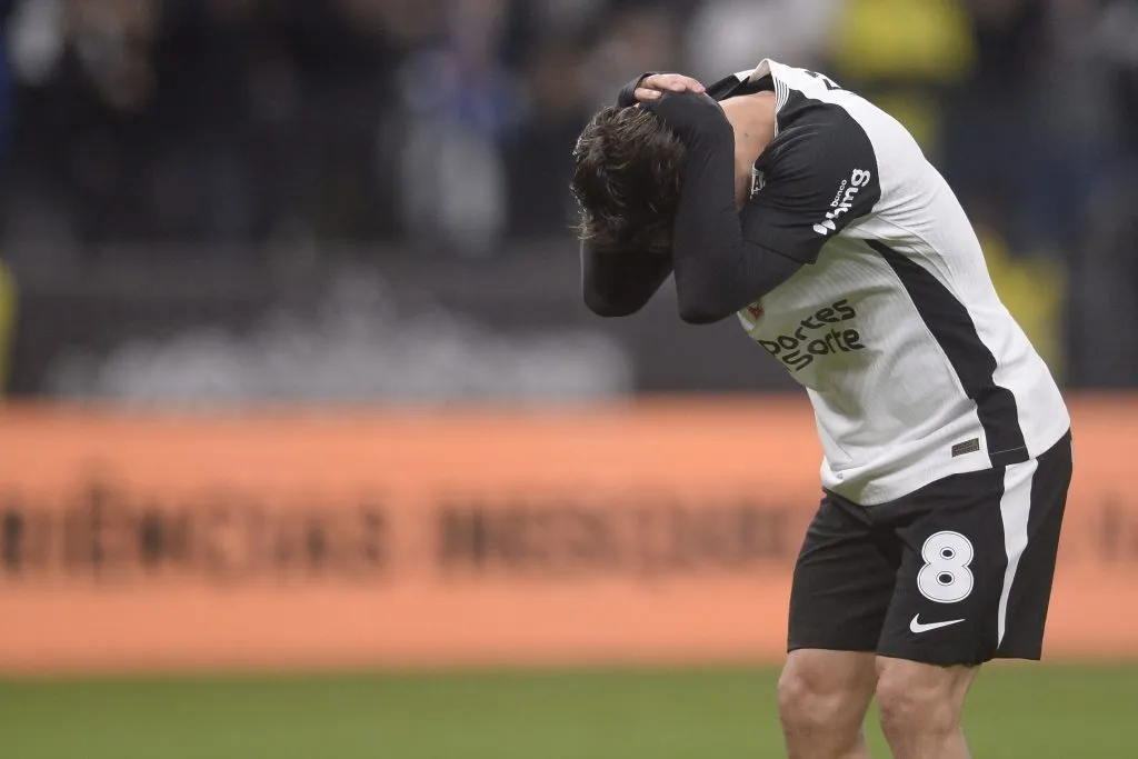 Rodrigo Garro jogador do Corinthians lamenta derrota ao final da partida contra o Bragantino – Foto: Alan Morici/AGIF