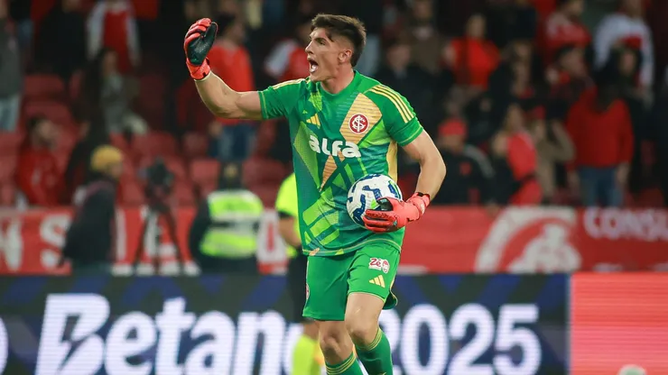 RS - PORTO ALEGRE - 12/07/2025 - BRASILEIRO A 2025, INTERNACIONAL X VITORIA - Sergio Rochet goleiro do Internacional comemora gol de Bruno Tabata durante partida contra o Vitoria no estadio Beira-Rio pelo campeonato Brasileiro A 2025. Foto: Maxi Franzoi/AGIF