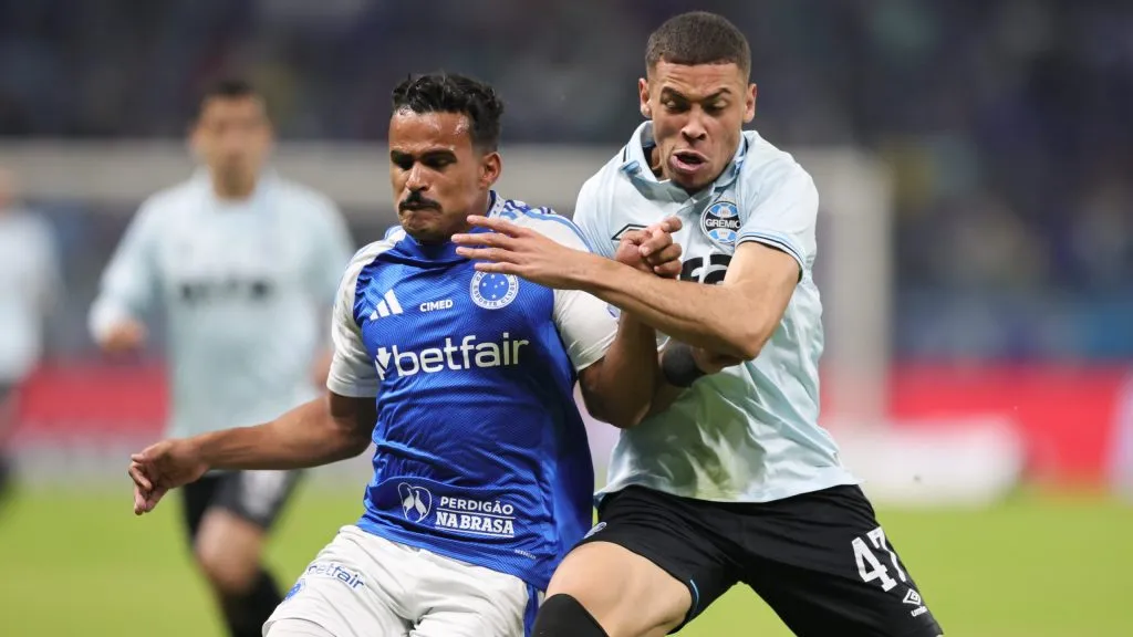 MG – BELO HORIZONTE – 13/07/2025 – BRASILEIRO A 2025, CRUZEIRO X GREMIO – Kaiki jogador do Cruzeiro disputa lance com Alysson jogador do Gremio durante partida no estadio Mineirao pelo campeonato Brasileiro A 2025. Foto: Gilson Lobo/AGIF