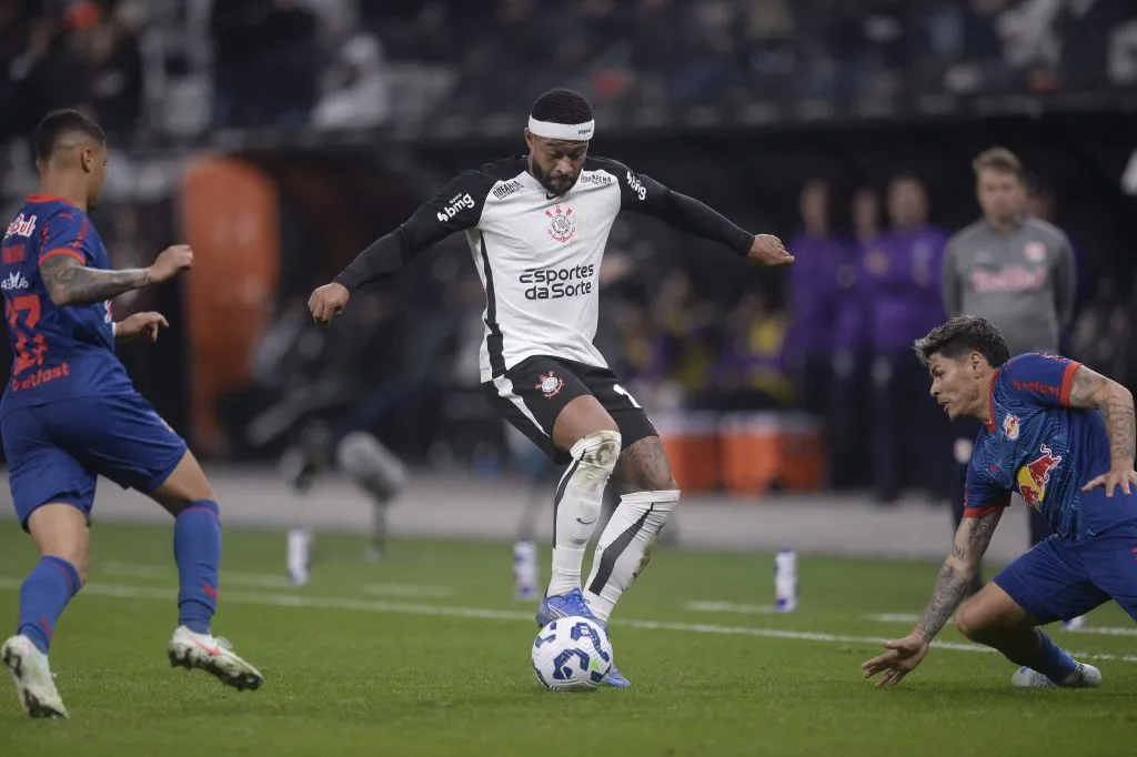 Memphis Depay jogador do Corinthians durante partida contra o Bragantino – Foto: Alan Morici/AGIF