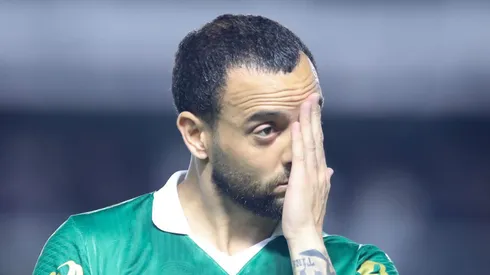 SP - SANTOS - 22/01/2025 - PAULISTA 2025, SANTOS X PALMEIRAS - Felipe Anderson jogador do Palmeiras durante execucao do hino nacional antes da partida contra o Santos no estadio Vila Belmiro pelo campeonato Paulista 2025.