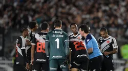 Fernando Diniz orienta os jogadores do Vasco. Foto: Thiago Ribeiro/AGIF.