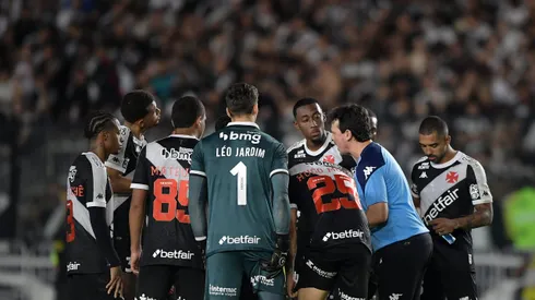 Fernando Diniz orienta os jogadores do Vasco. Foto: Thiago Ribeiro/AGIF.