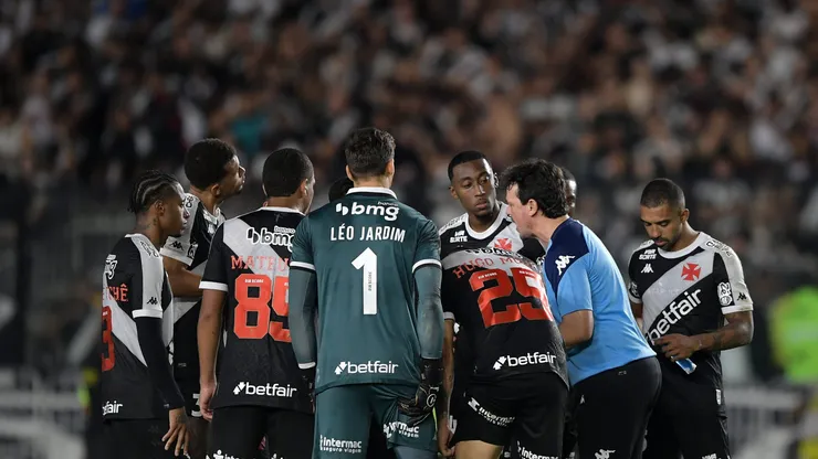 Fernando Diniz orienta os jogadores do Vasco. Foto: Thiago Ribeiro/AGIF.