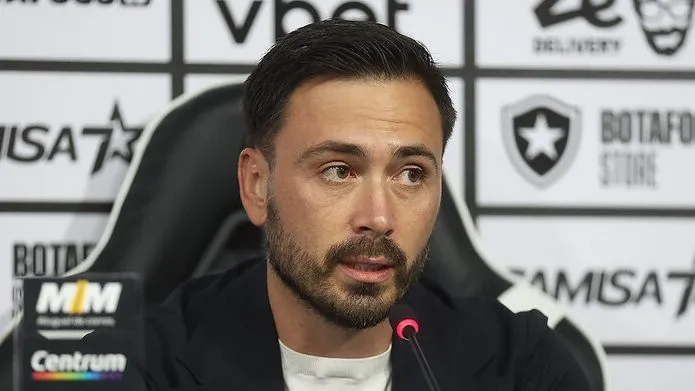 Davide Ancelotti em sua apresentação no Botafogo. Foto: Vitor Silva/Botafogo