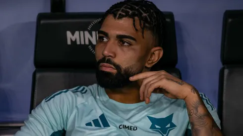 Gabigol no banco de reservas durante partida entre Cruzeiro e Palmeiras, no Mineirão, pelo Brasileirão.