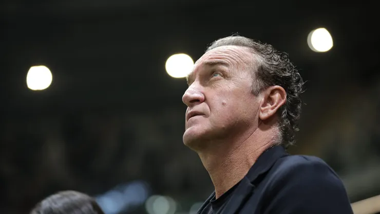 Cuca, técnico do Atlético-MG, durante partida contra o Internacional, pelo Brasileirão Betano. Foto: Gilson Lobo/AGIF.