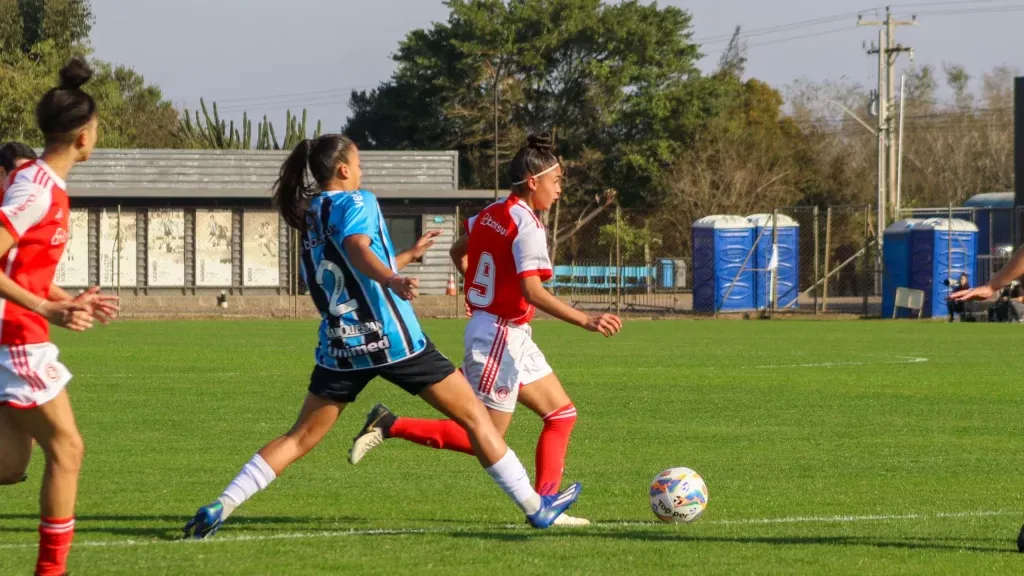 Jogadoras do Grêmio e Internacional em duelo no Gaúcho Feminino Sub-20