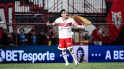 Thiaguinho, jogador do CRB, comemora seu gol