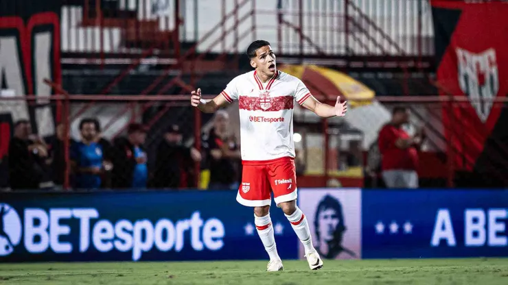 Thiaguinho, jogador do CRB, comemora seu gol